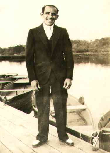 sam-suit-cropped-12.jpg (12989 bytes)