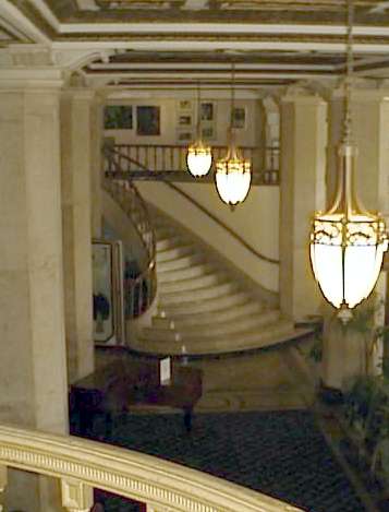 stairwithpiano20.jpg (21497 bytes)