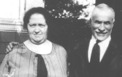 Etta-Harris-arm-around-16k.jpg (15727 bytes)