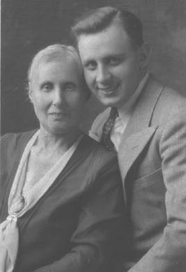cc-Ida-with-Max-in-1920s.jpg (11978 bytes)