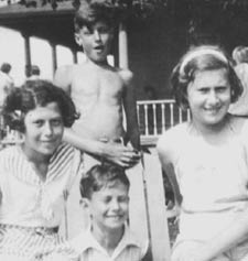 ShGel-Mollie-2Caines-closeup10k.jpg (9502 bytes)