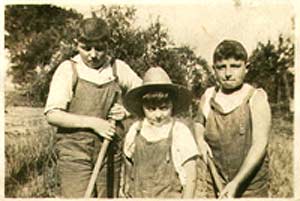 M-mba-farm-minnie95a.jpg (12874 bytes)