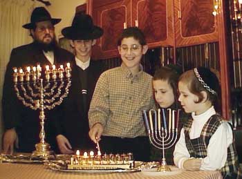 menorah2-18k.jpg (17684 bytes)